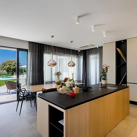 Luxury Ps Deluxe In Pula For 8 Persons With 60 M2 Heated Pool, Wellness & Sea View Vintijan