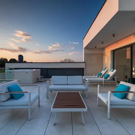 Luxury Ps Deluxe In Pula For 8 Persons With 60 M2 Heated Pool, Wellness & Sea View Willa *