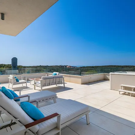 Luxury Ps Deluxe In Pula For 8 Persons With 60 M2 Heated Pool, Wellness & Sea View