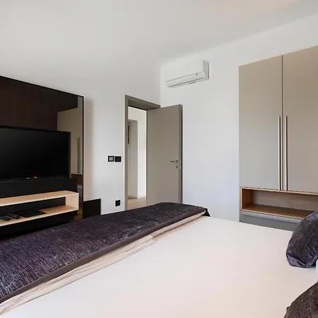 Villa Luxury Ps Deluxe In Pula For 8 Persons With 60 M2 Heated Pool, Wellness & Sea View Vintijan